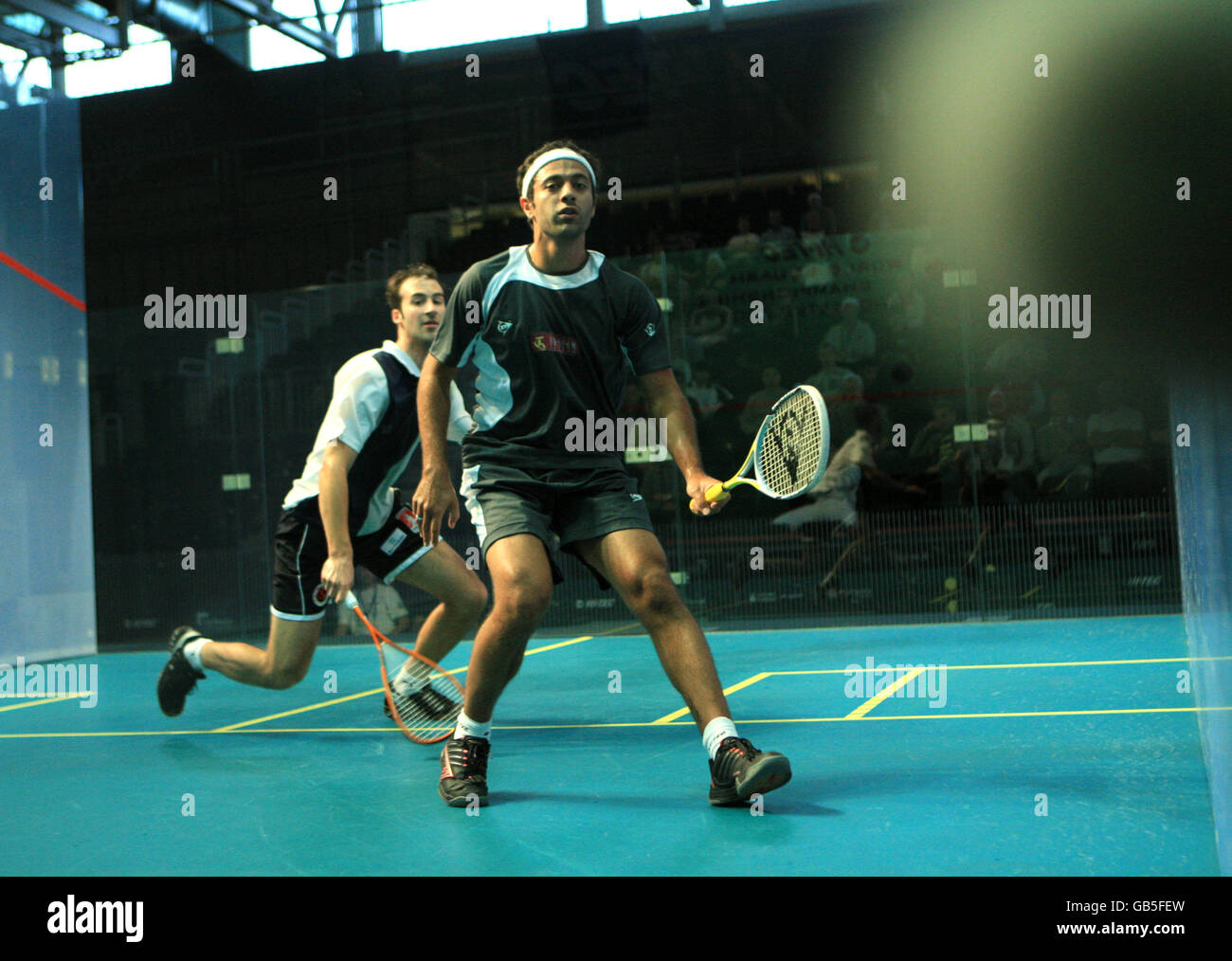 Squash - Hi-Tec Squash World Championships 2008 - National Squash Center. Der weltweit führende Amr Shabana aus Ägypten im Kampf gegen den deutschen Simon Rosner Stockfoto