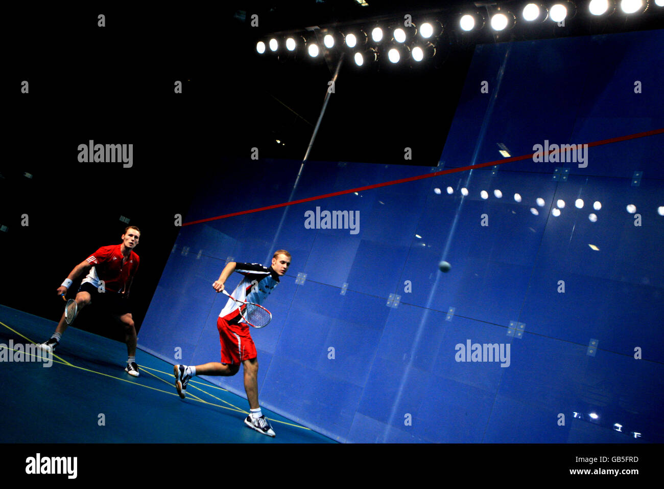 Squash - Hi-Tec Squash World Championships 2008 - National Squash Center. Der französische Gregory Gaultier (rot) im Kampf gegen den Schweizer Nicolas Müller Stockfoto