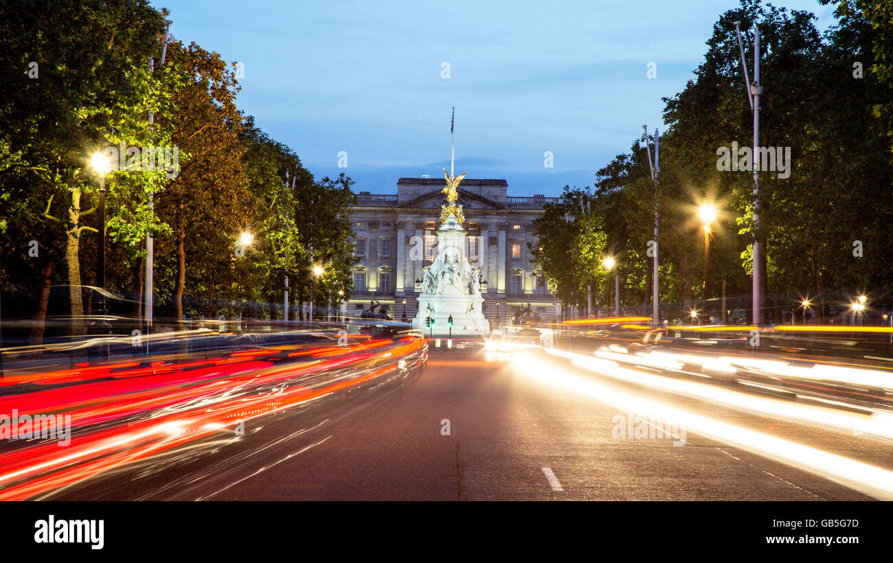 Das Einkaufszentrum Victoria Monument und dem Buckingham Palace bei Nacht-London-UK Stockfoto