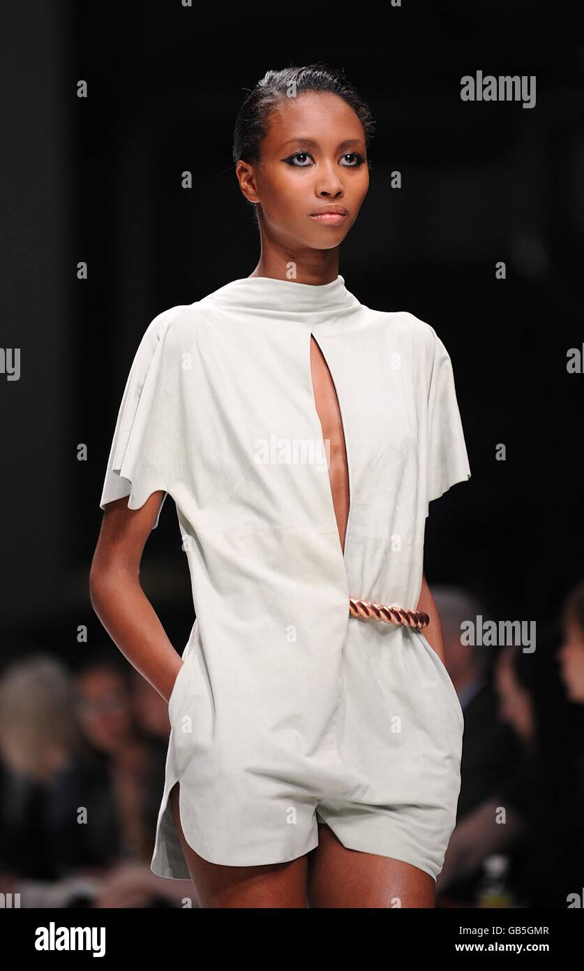 Ein Model trägt eine Kreation von Marios Schwab, während der London Fashion Week im Topshop Venue, P3 University of Westminster, 35 Marylebone Road, NW1 5LS. Stockfoto