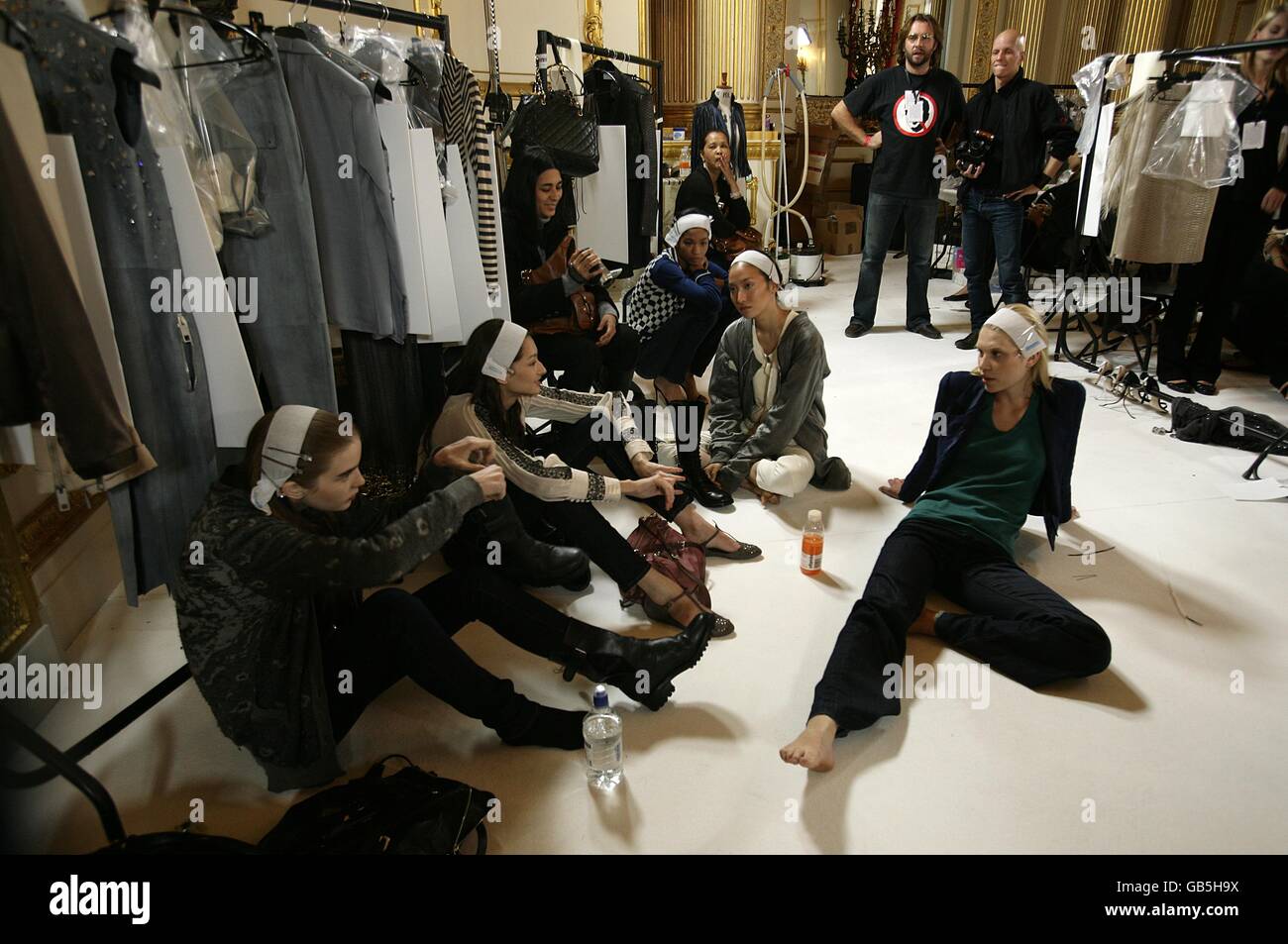 Models Backstage bei der Show von Julien MacDonald, während der London Fashion Week im Lancaster House, Stable Yard, The Mall, SW1. Stockfoto