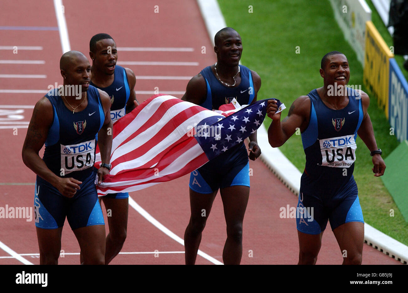 Leichtathletik - IAAF Leichtathletik-Weltmeisterschaften - Paris 2003 - 4x100-m-Staffelfinale der Männer. Das 4x100-m-Staffel-Team der USA feiert den Sieg im Finale Stockfoto