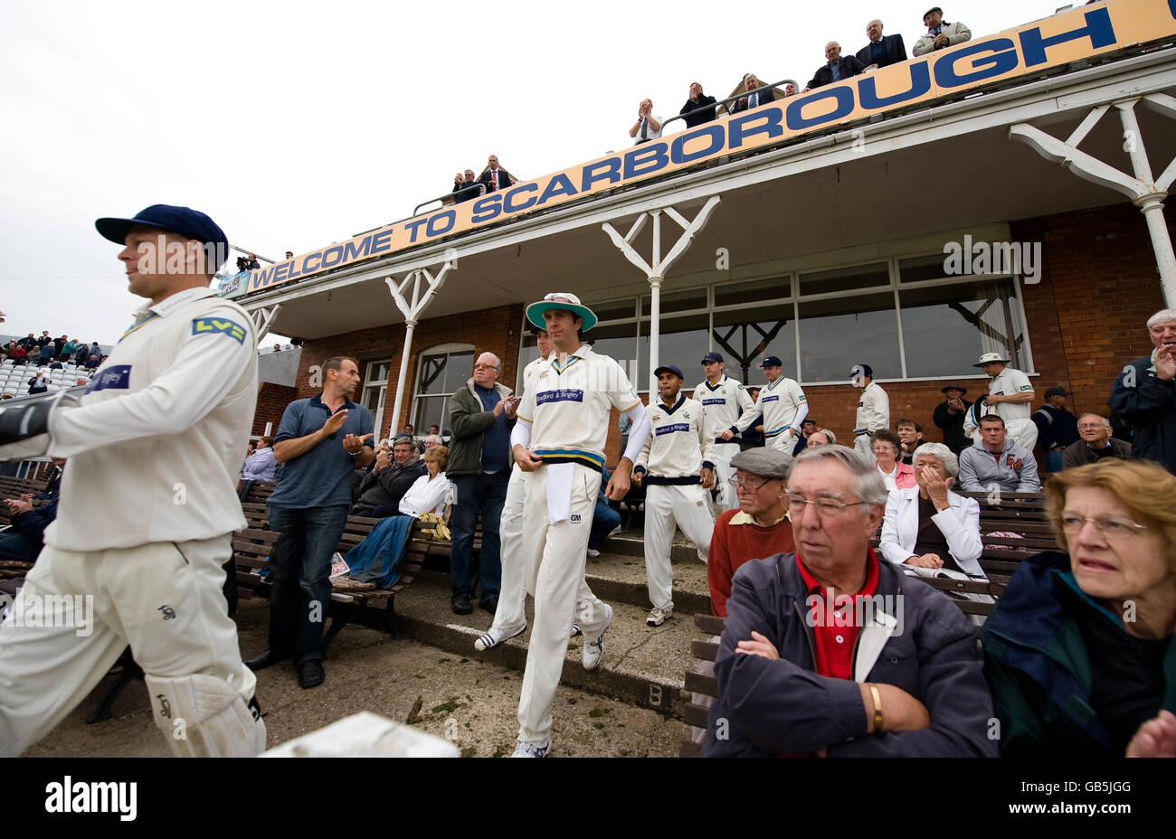 Yorkshire's Michael Vaughan geht vor dem LV County Championship-Spiel an der North Marine Road, Scarborough, auf das Spielfeld. Stockfoto