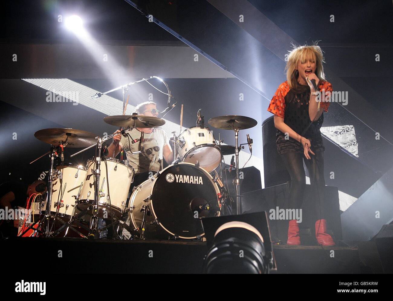 Die Ting Tings treten auf der Bühne des Vodafone Live Music Awards 2008, in der Brixton Academy, Brixton, London Stockfoto