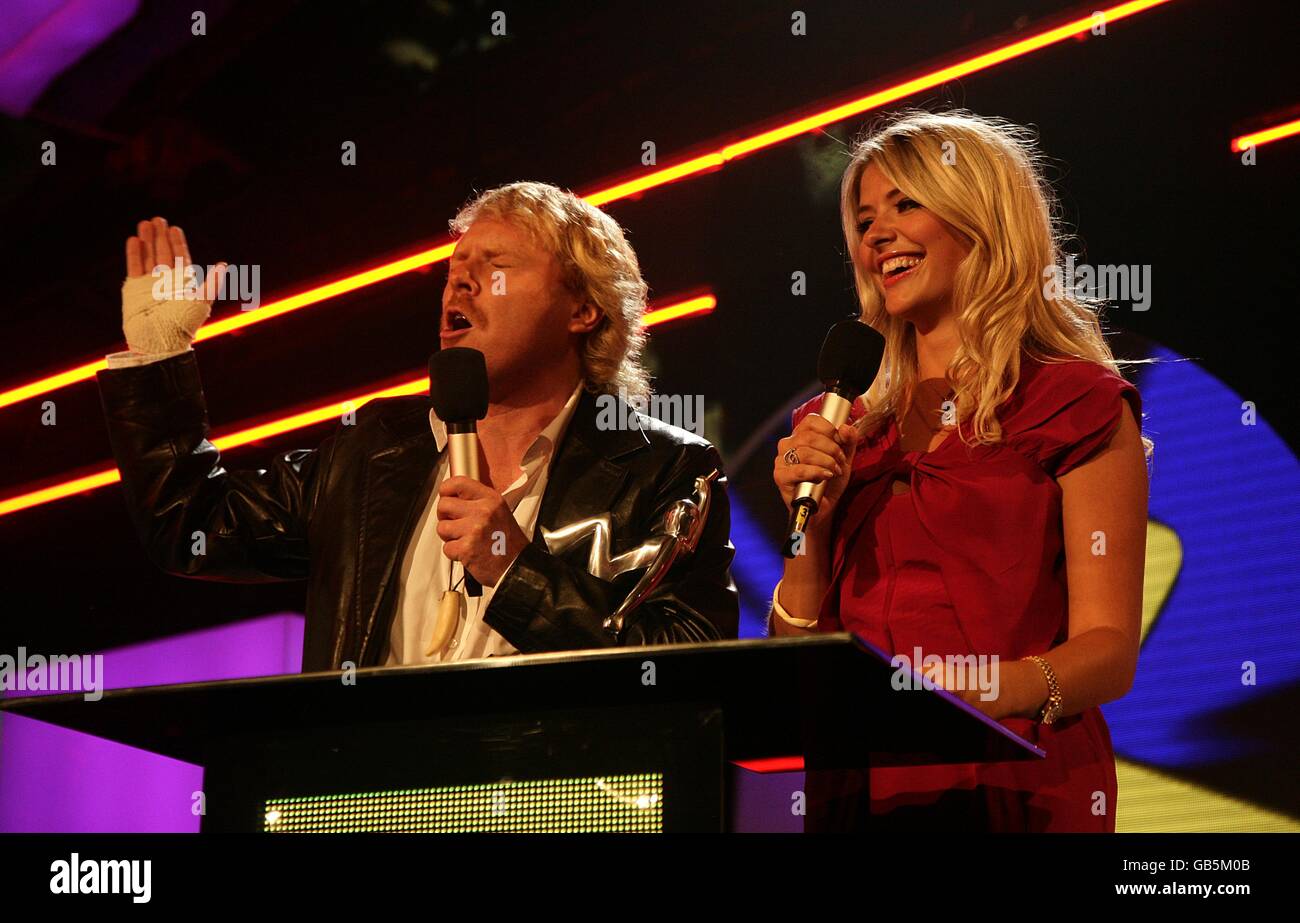 Keith Lemon und Holly Willoughby verleihen den Preis für den besten Live Return bei den Vodafone Live Music Awards 2008 an der Brixton Academy, Brixton, London Stockfoto