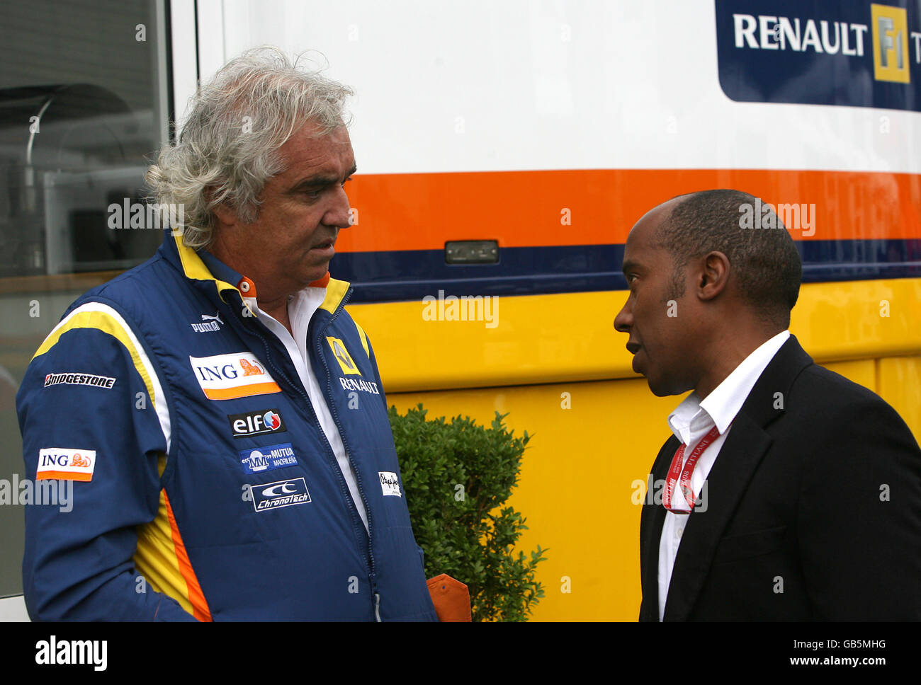 Renault Teamchef Flavio Briatore (l) chattet mit Anthony Hamilton während des Großen Preises von Italien in Monza, Italien. Stockfoto