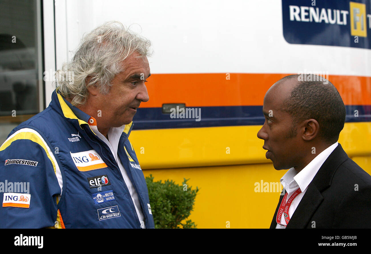 Renault Teamchef Flavio Briatore (l) chattet mit Anthony Hamilton während des Großen Preises von Italien in Monza, Italien. Stockfoto