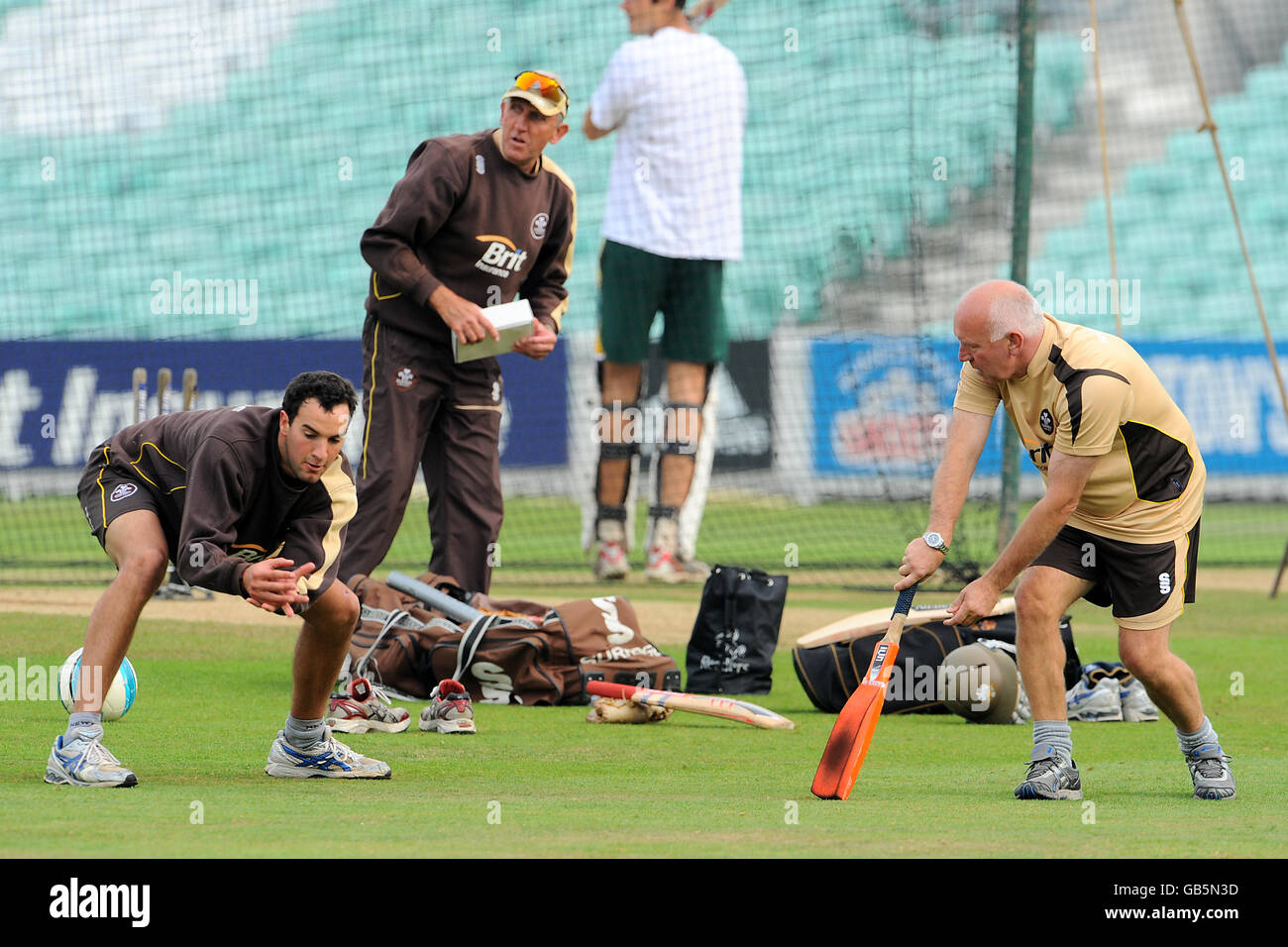 Surrey Bowling Coach Geoff Arnold (Rückseite), Matthew Spriegel und Coach Alan Butcher (r) nehmen am Pre-Match Training Teil Stockfoto