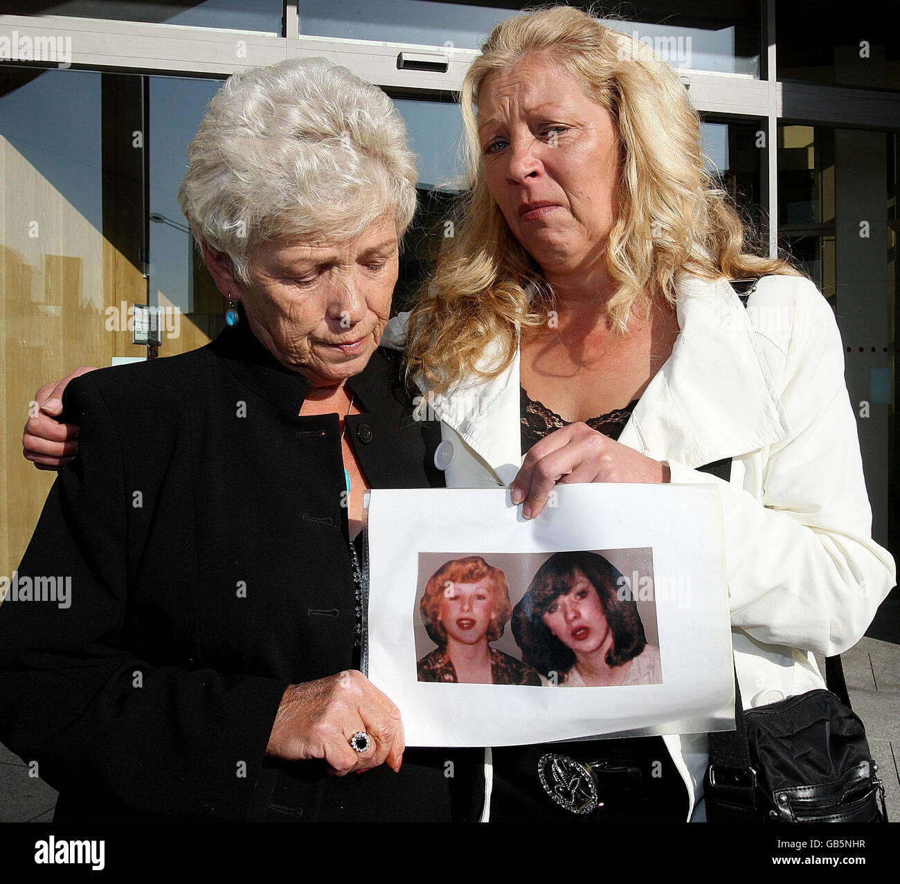 Christine Keegan (links) und ihre Tochter Antoinette Keegan, deren zwei Schwestern Mary und Martina im Feuer umkamen. Heute beginnt in Dublin eine neue Anhörung über die Katastrophe von Stardust. Stockfoto