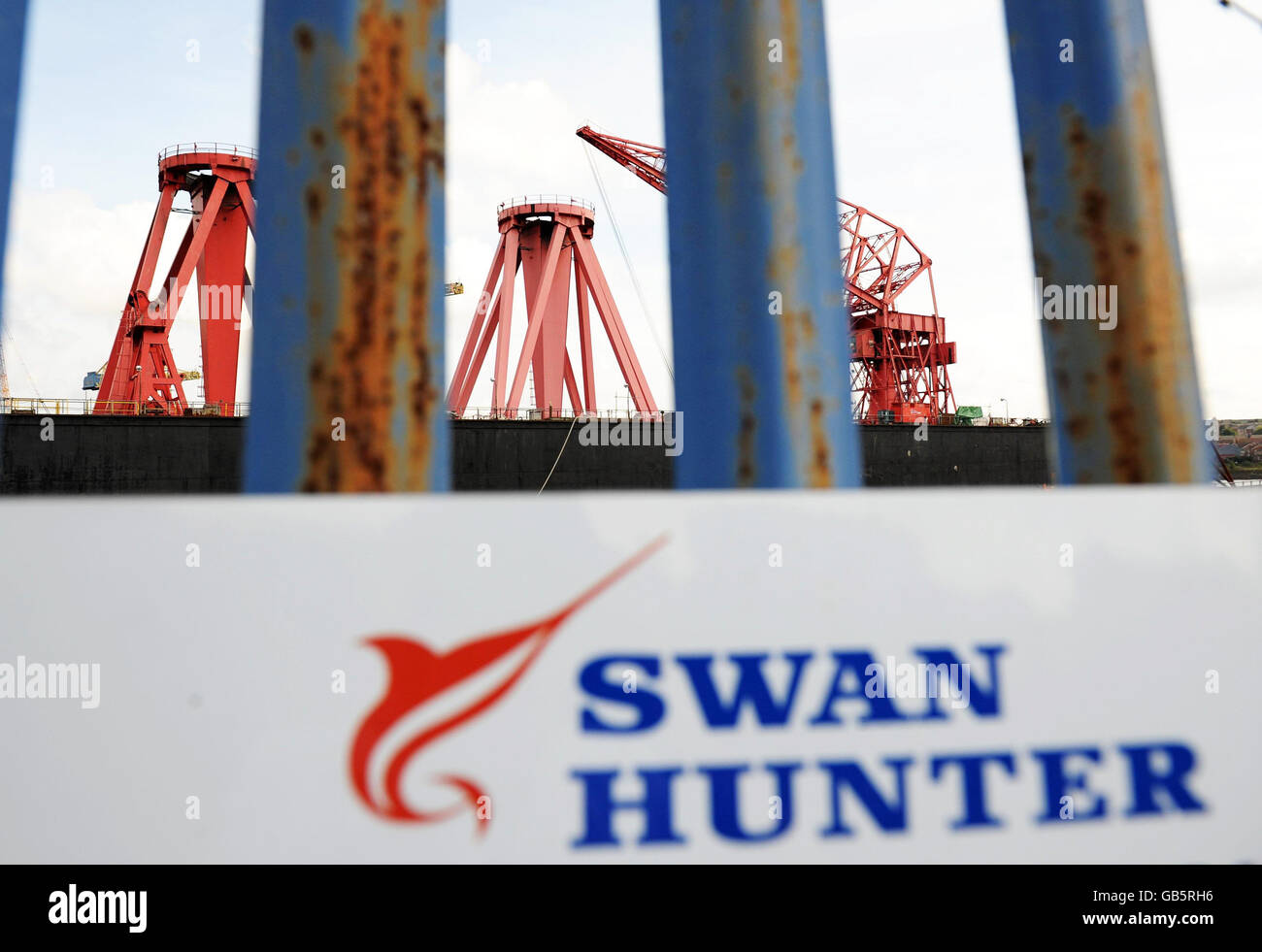 EIGENSTÄNDIGES Foto. Die Swan Hunter Werft am Fluss Tyne. Die Kraniche werden langsam in der ruhenden Werft abgebaut, die einst für die Beschäftigung von über 1000 Arbeitern auf dem Fluss Tyne berühmt war. Stockfoto