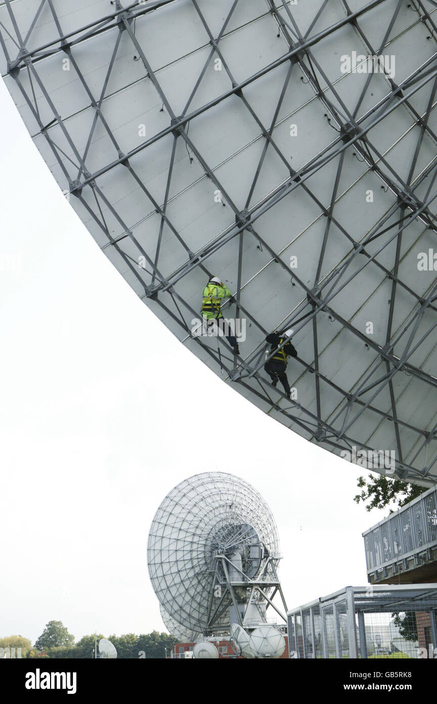 Bob Wood (links) und Rod Edwards führen Wartungsarbeiten an Madleys Aerial 1 durch, der ersten Antenne, die zum 30-jährigen Bestehen des Zentrums am BT Satellite Communications Center in Madley, Herefordshire, errichtet wurde. Stockfoto