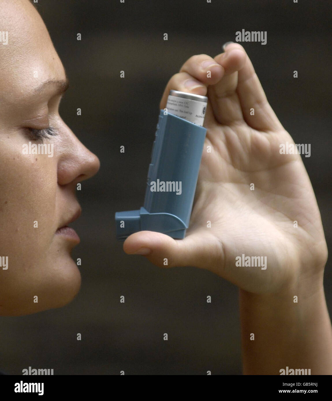 Inhalatorbestand. Allgemeine Ansicht einer Frau, die einen Inhalator verwendet. Stockfoto