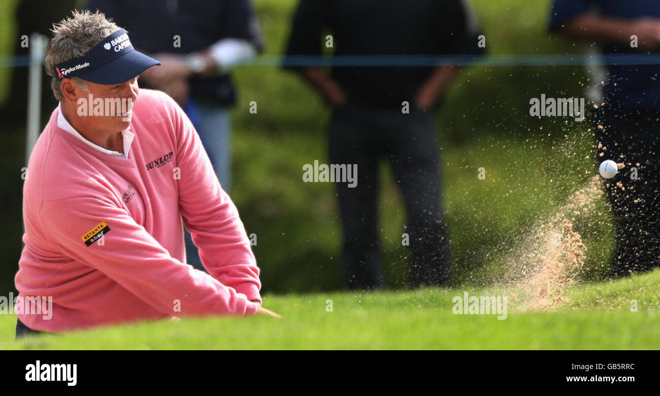 Darren Clarke aus Nordirland wird während der Quinn Insurance British Masters im Belfry, Wishaw, Sutton Coldfield auf dem 5. Green aus dem Bunker gejabt. Stockfoto