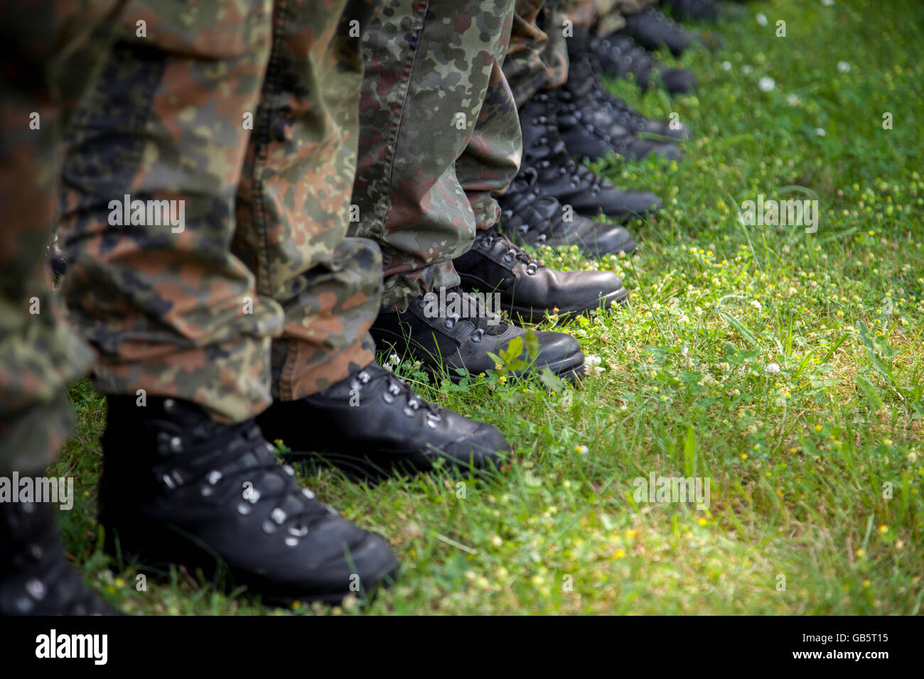 Stiefel von deutschen Soldaten in einer Reihe Stockfoto