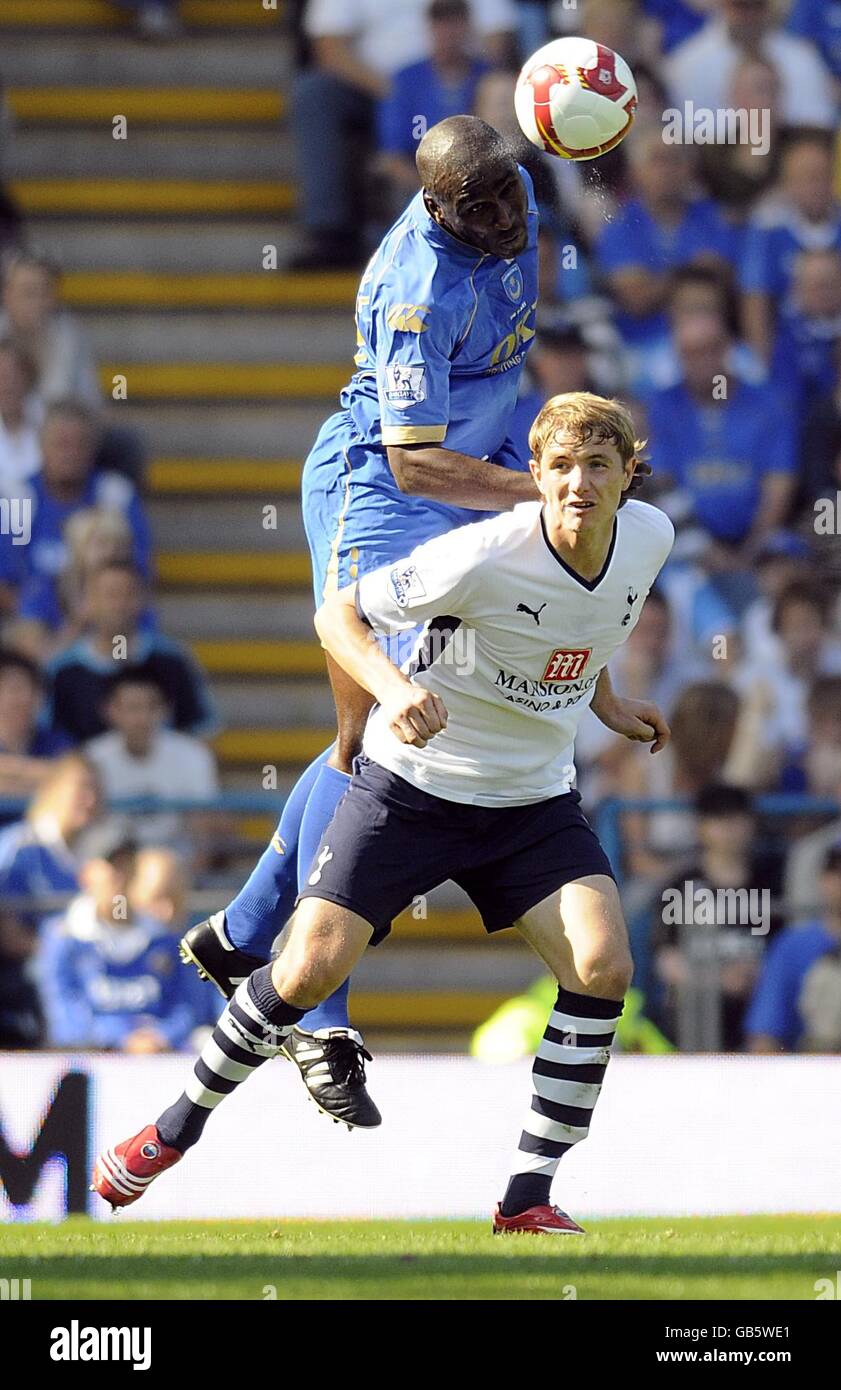 Sol Campbell von Portsmouth schlägt und Roman Pavlyuchenko von Tottenham Hotspur. Stockfoto