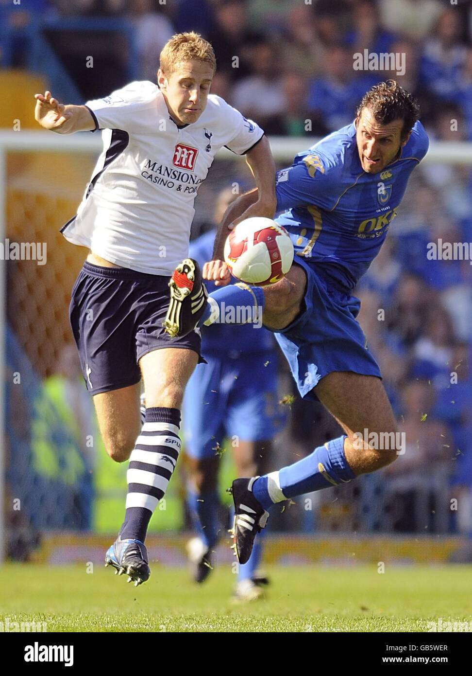 Portsmouth's Glen Little (rechts) und Tottenham Hotspur's Michael Dawson kämpfen um den Ball. Stockfoto