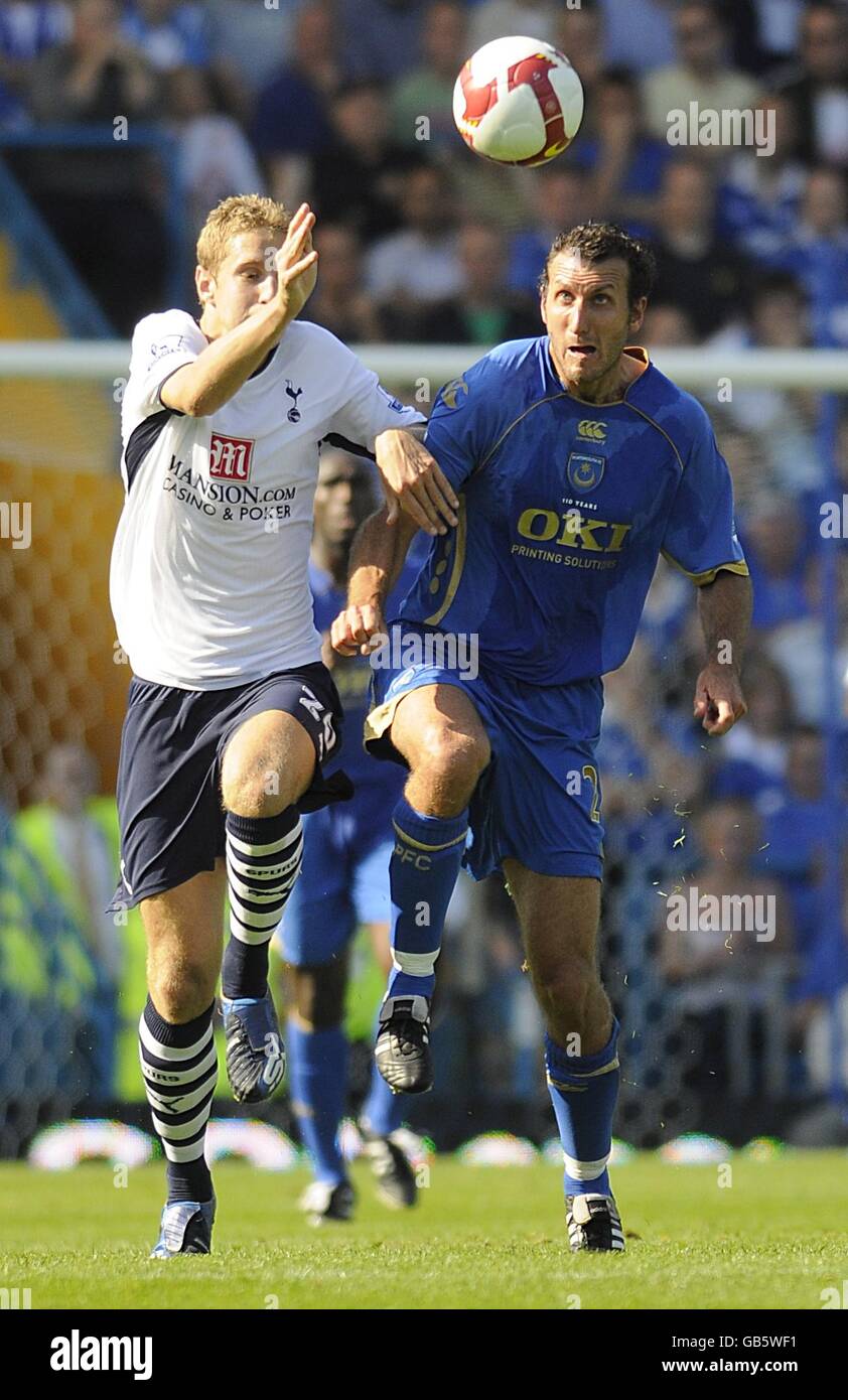 Fußball - Barclays Premier League - Portsmouth gegen Tottenham Hotspur - Fratton Park. Portsmouth's Glen Little (rechts) und Tottenham Hotspur's Michael Dawson kämpfen um den Ball. Stockfoto
