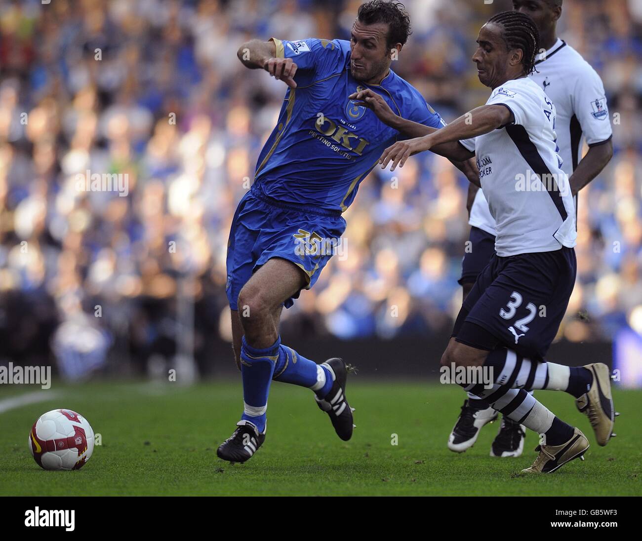 Benoit Assou-Ekotto von Tottenham Hotspur und Glen Little von Portsmouth kämpfen um den Ball. Stockfoto