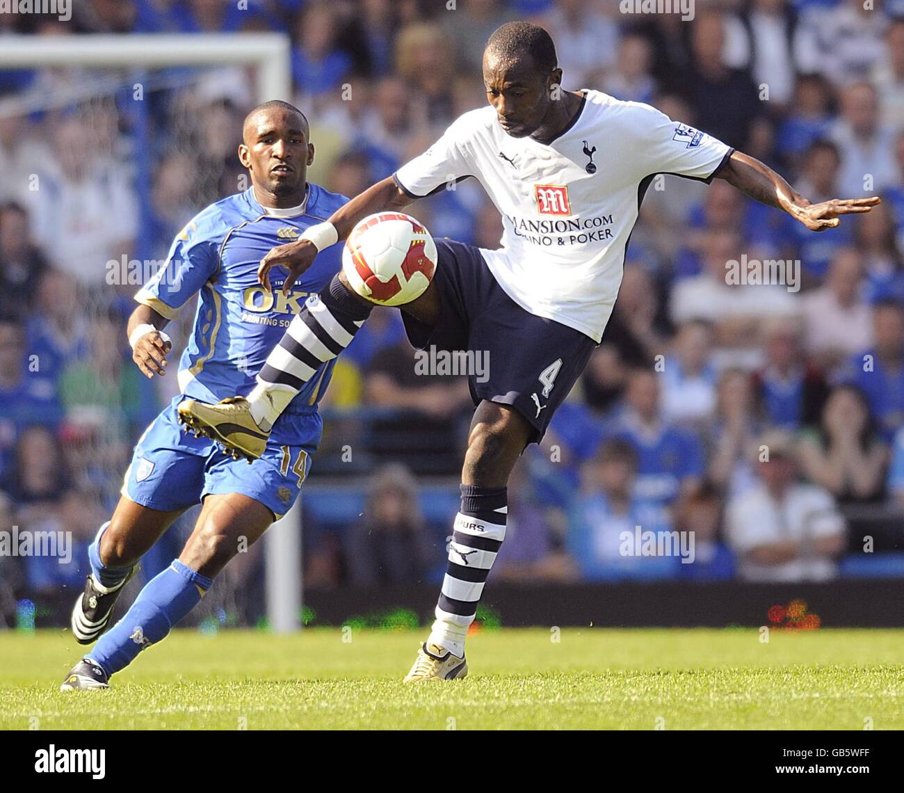 Jermain Defoe von Portsmouth und Didier Zokora von Tottenham Hotspur von Tottenham Hotspur kämpfen um den Ball. Stockfoto