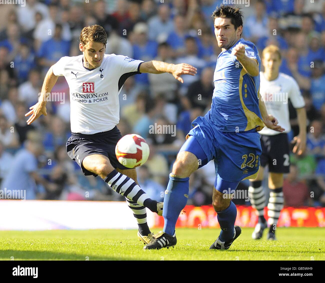 David Bentley von Tottenham Hotspur und Richard Hughes von Portsmouth kämpfen um den Ball. Stockfoto