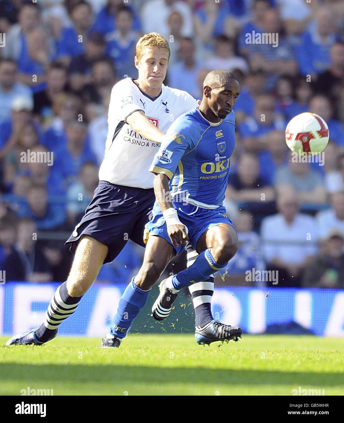 Fußball - Barclays Premier League - Portsmouth gegen Tottenham Hotspur - Fratton Park. Jermain Defoe von Portsmouth und Michael Dawson von Tottenham Hotspur (links) kämpfen um den Ball. Stockfoto