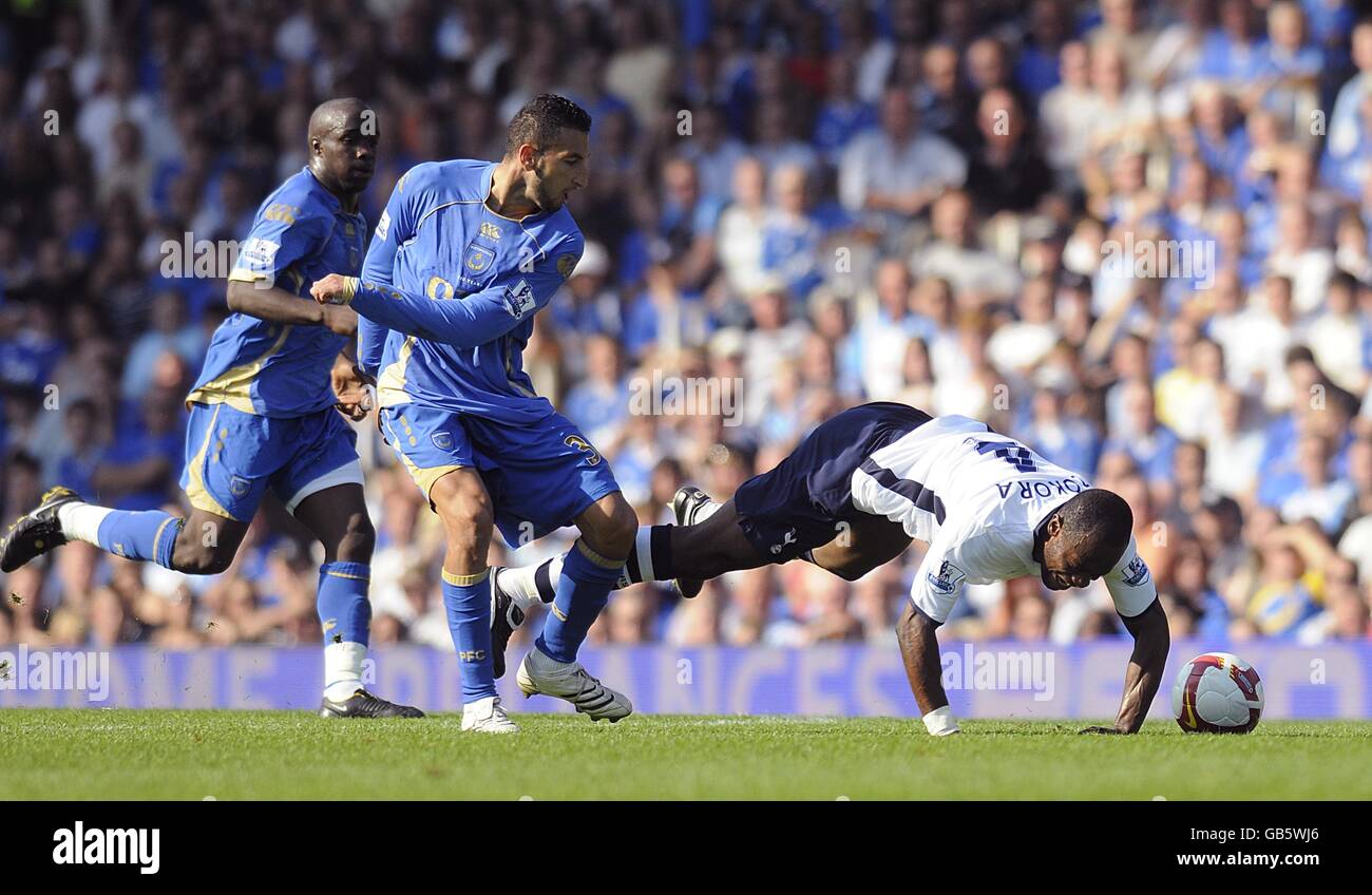 Didier Zokora von Tottenham Hotspur (rechts) und Nadir Belhadj von Portsmouth kämpfen um den Ball. Stockfoto