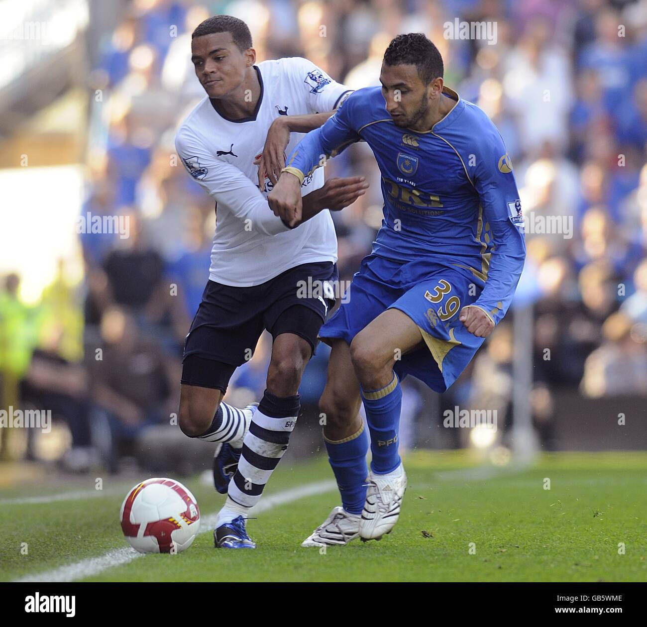 Jermaine Jenas von Tottenham Hotspur (links) und Nadir Belhadj von Portsmouth kämpfen um den Ball. Stockfoto