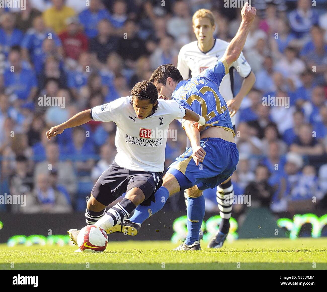 Richard Hughes von Portsmouth (rechts) und Dos Santos Giovani von Tottenham Hotspur kämpfen um den Ball. Stockfoto