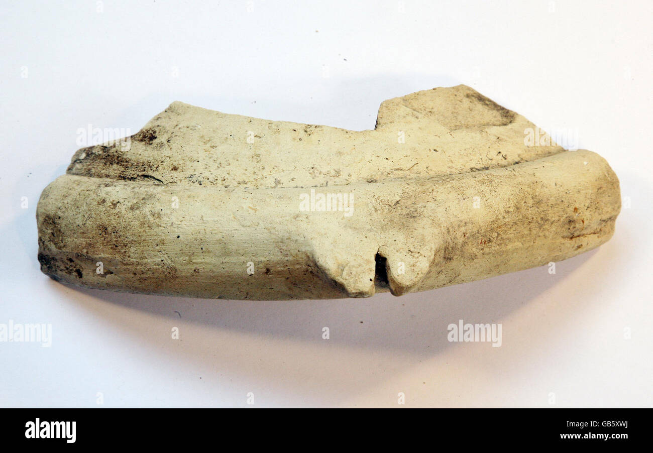 Ein Fragment einer Töpferschale, die bei der Ausgrabung des mittelalterlichen Anlegekacks am Richborough Roman Fort in Kent gefunden wurde. Stockfoto