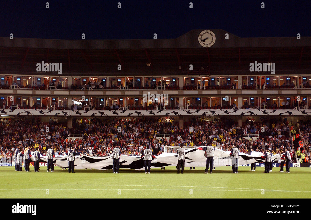 Fußball - UEFA Champions League - Gruppe B - Arsenal / Inter Mailand. Die Ballboys halten den Champions League-Starball im mittleren Kreis aus Stockfoto