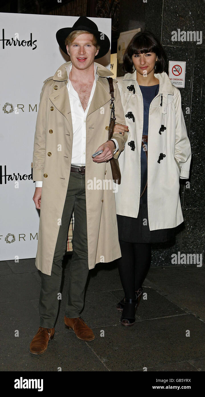 Henry Conway und Gast kommen zur Markteinführung von „Form“, einer Luxusmarke von Petra Ecclestone, in Harrods, Knighsbridge, London, an. Stockfoto