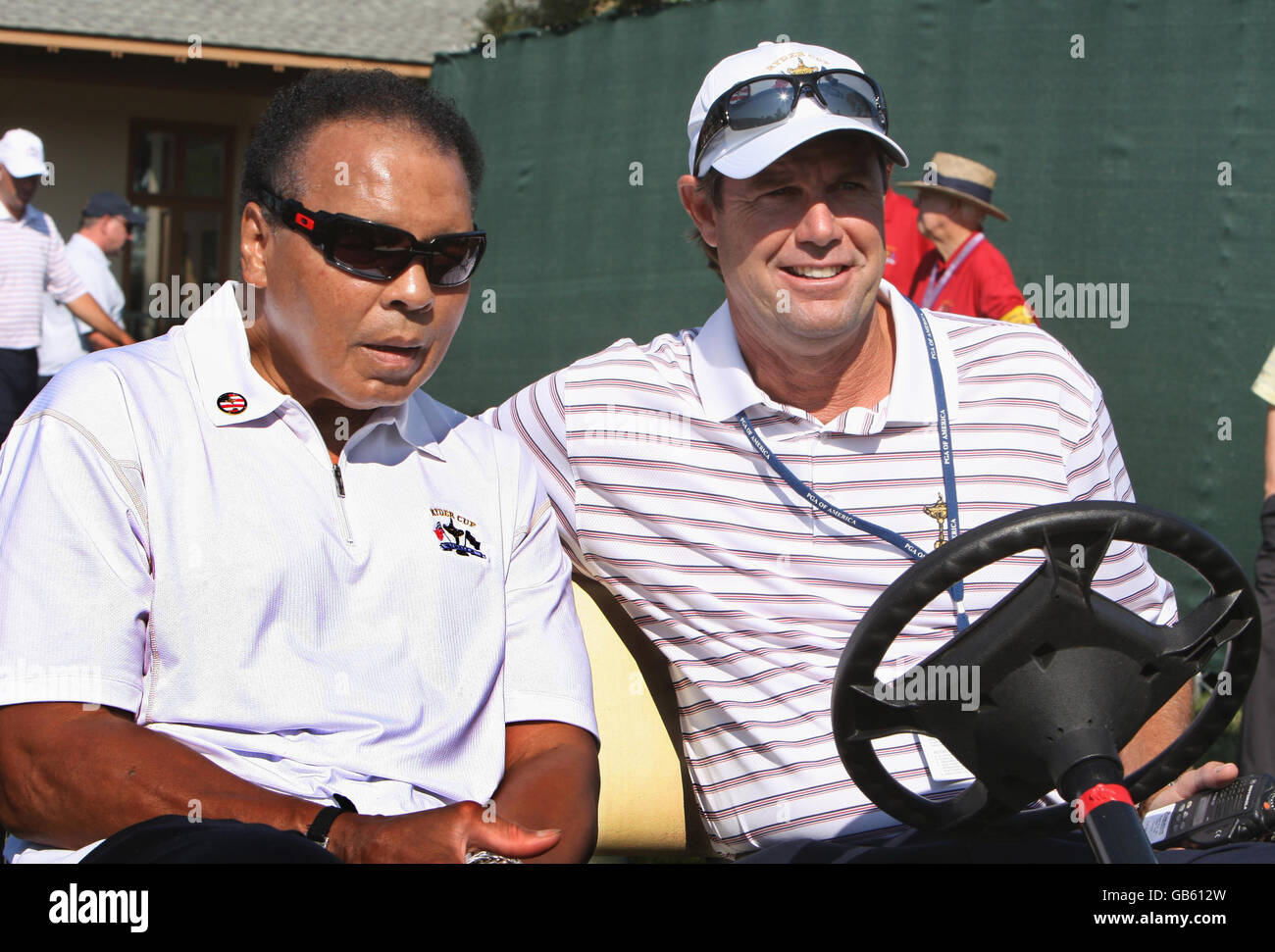 US-amerikanischer Kapitän Paul Azinger mit Muhammad Ali auf dem 10. Abschlag während des Trainings im Valhalla Golf Club, Louisville, USA. Stockfoto