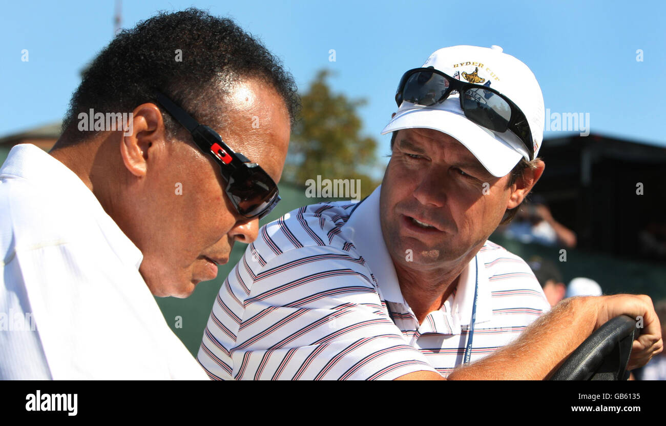 Der US-amerikanische Kapitän Paul Azinger spricht mit Muhammad Ali auf dem 10. Abschlag während des Trainings im Valhalla Golf Club, Louisville, USA. Stockfoto