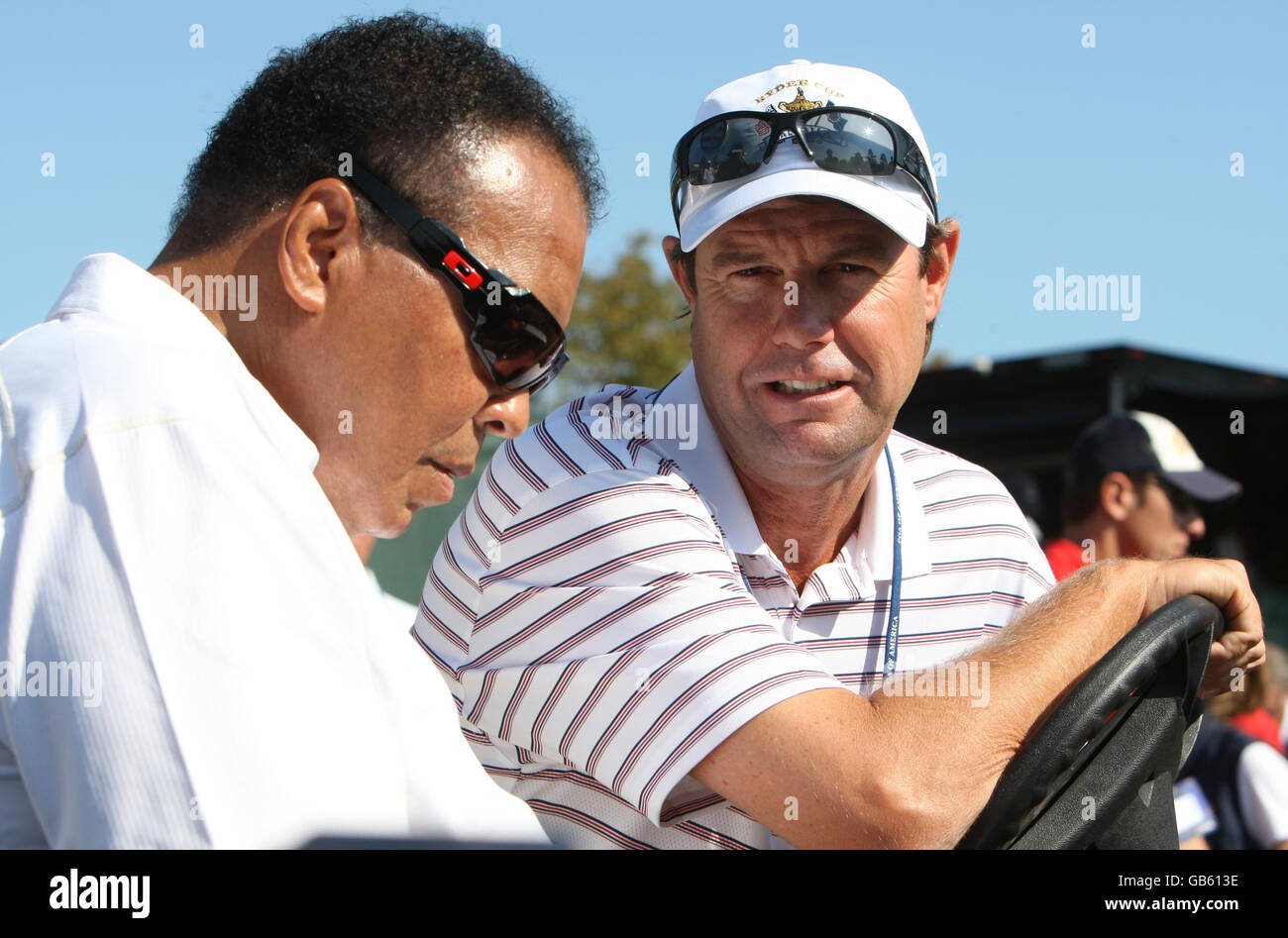 Der US-amerikanische Kapitän Paul Azinger spricht mit Muhammad Ali auf dem 10. Abschlag während des Trainings im Valhalla Golf Club, Louisville, USA. Stockfoto