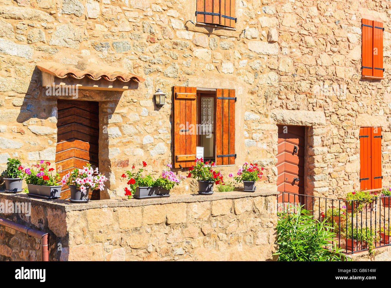 Fassade des typisch französischen Steinhäuser im Dorf Piana, Korsika, Frankreich Stockfoto