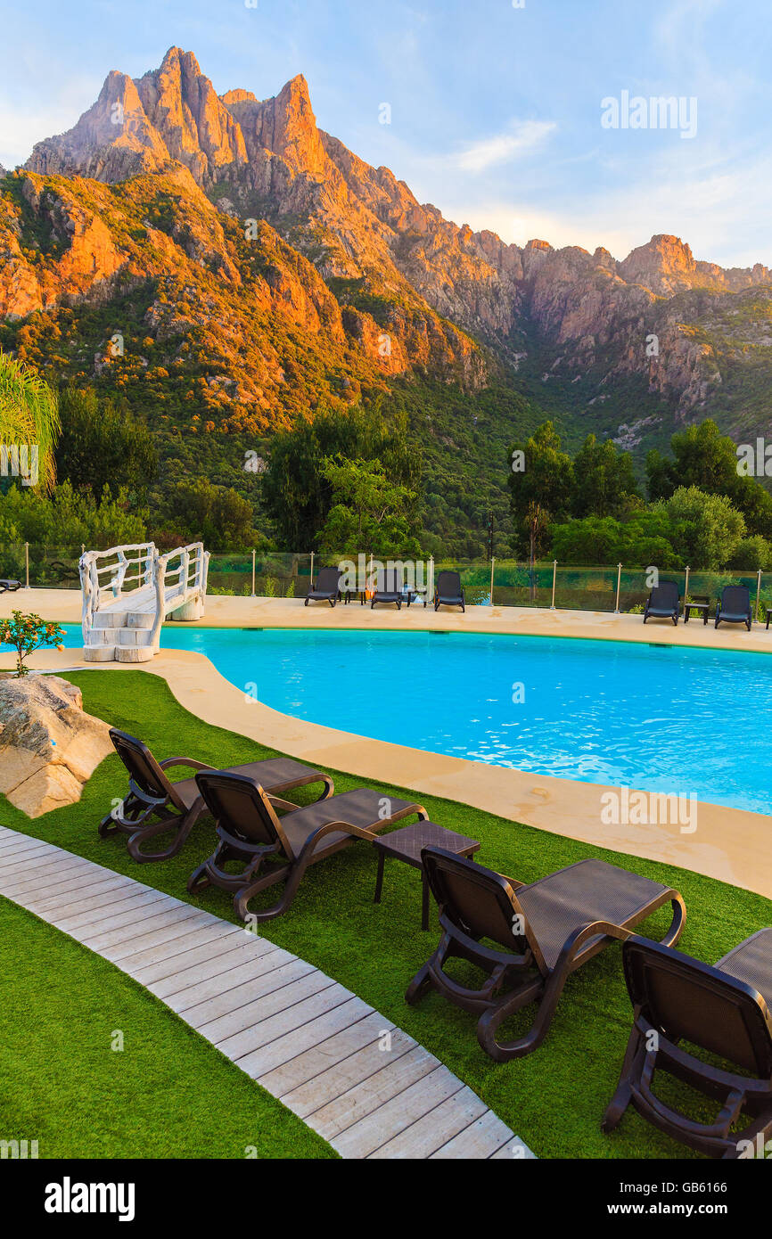 Korsika, Frankreich - 26. Juni 2015: Schwimmbad auf dem Campingplatz mit Blick auf die Berge in der Stadt Porto, Korsika, Frankreich. Stockfoto