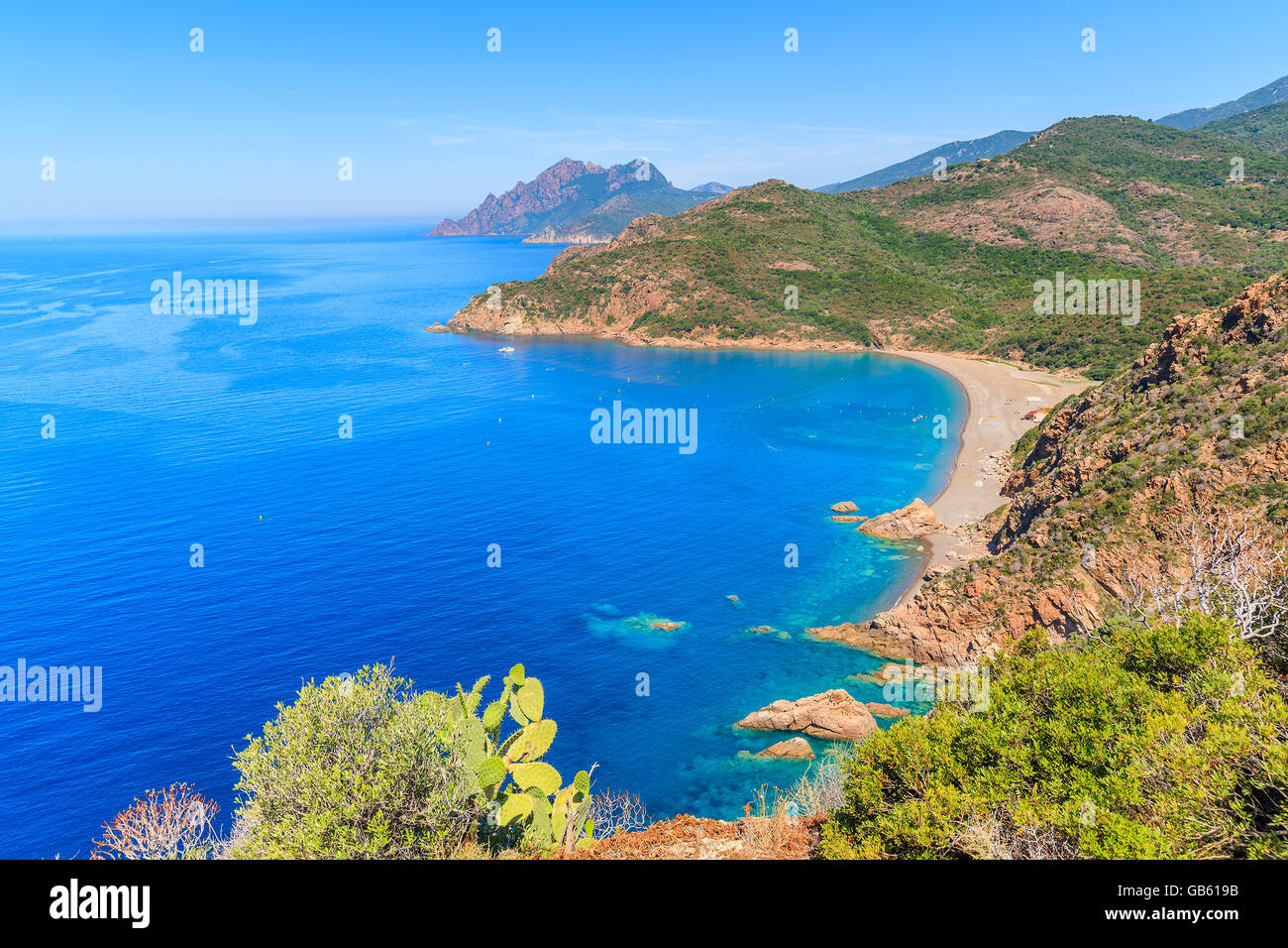 Schöne Bucht von Porto mit azurblauen Meerwasser, Korsika, Frankreich Stockfoto