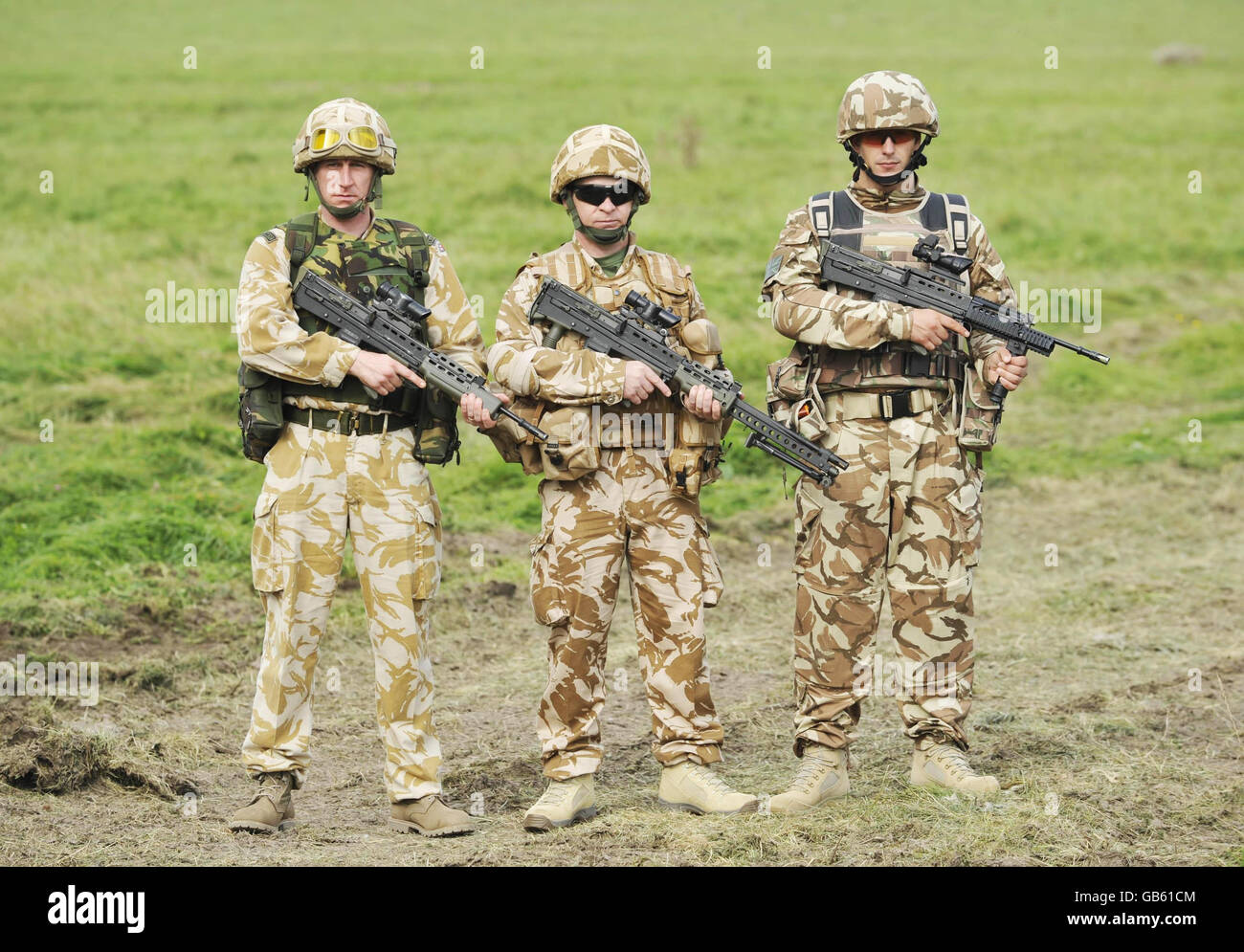 Ein Vergleich der Waffen der britischen Armee. Auf der linken Seite sind die SA80-Waffe und der SA80-Bausatz, die vor 2003 ausgestellt wurden. In der Mitte befindet sich ein Soldat mit einem derzeit ausgestellten SA80 A2 LSW (beachten Sie, dass der SA80 noch ausgestellt ist und der LSW die Feuerkraft innerhalb eines Feuerwehrteams ergänzt. Es handelt sich nicht um ein neues Modell oder einen Austausch des SA80). Auf der rechten Seite ist ein Lötkit in der Testphase mit einer brandneuen Testvariante des SA80 zu sehen. Stockfoto