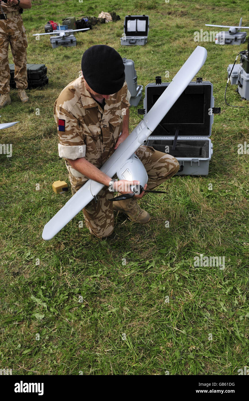 Gunner Steve Blackman montiert ein neues Desert Hawk Unmanned Aerial Vehicle (UAV), das für die ferngesteuerte Lufterrekonnasanz in Kriegsschauplätzen verwendet wird. Der Desert Hawk wiegt rund drei Kilogramm und ist batteriebetrieben. Es wird von Hand gestartet und kann für etwa eine Stunde fliegen, von Personal am Boden mit einem Computer und einem Microsoft Xbox Handcontroller bedient. Stockfoto