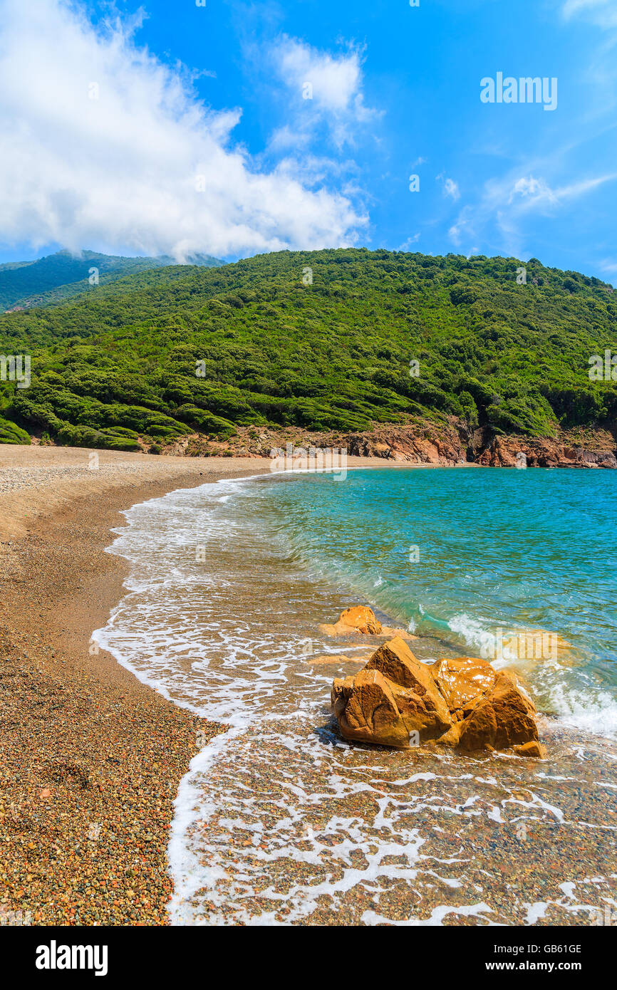 Schönen einsamen Strand mit azurblauen Meerwasser in der Nähe von Girolata-Bucht, Insel Korsika, Frankreich Stockfoto