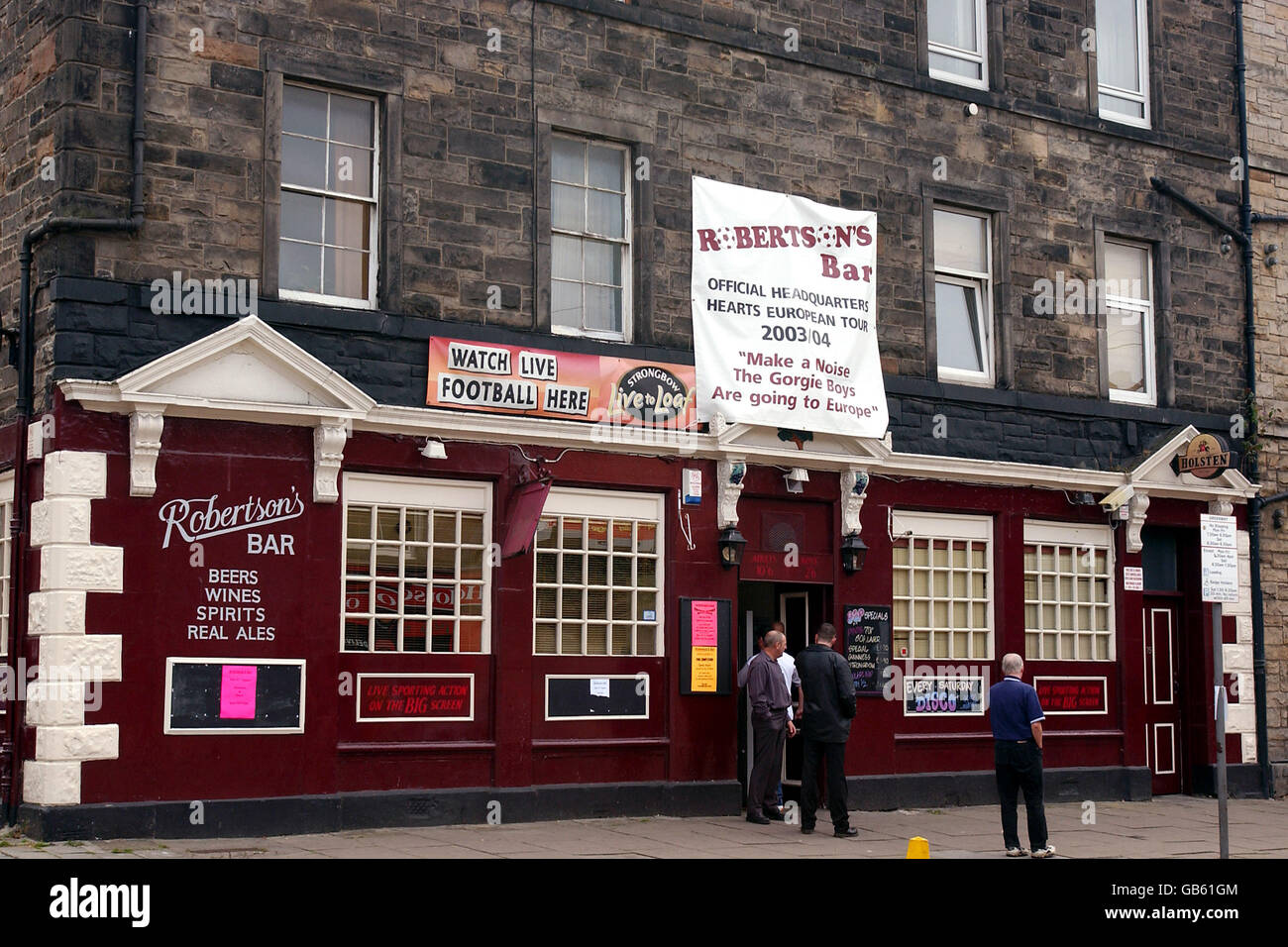 Fußball - Bank of Scotland Premier League - Heart of Midlothian / Dunfermline Athletic. Anhänger des „Heart of Midlothian“ versammeln sich vor dem örtlichen Pub für einen Drink vor dem Spiel Stockfoto