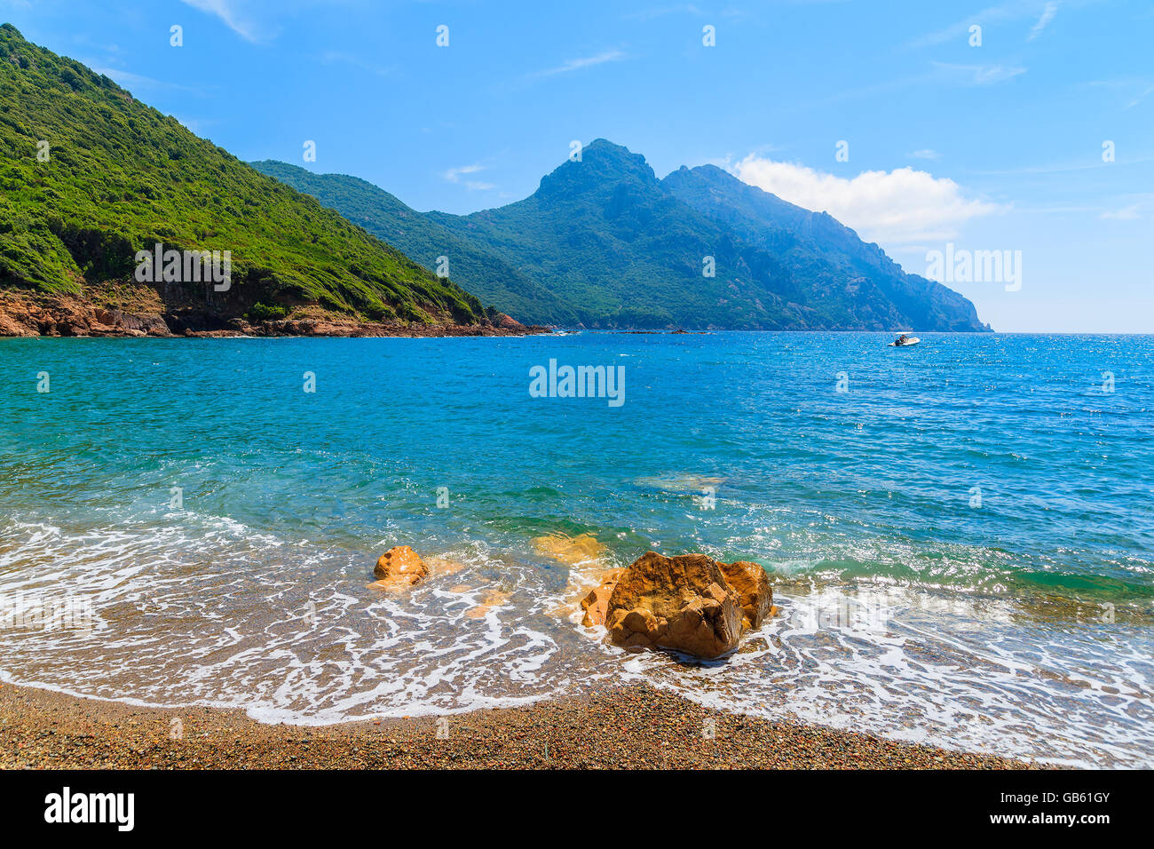 Schönen einsamen Strand mit azurblauen Meerwasser in der Nähe von Girolata-Bucht, Insel Korsika, Frankreich Stockfoto
