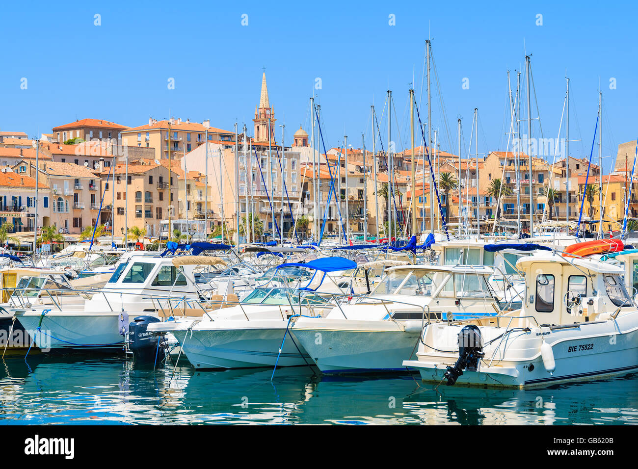 CALVI, Korsika - 28. Juni 2015: Blick von Segelbooten und Häuser im Hafen von Calvi. Diese Stadt hat luxuriöse Marina und ist sehr Stockfoto