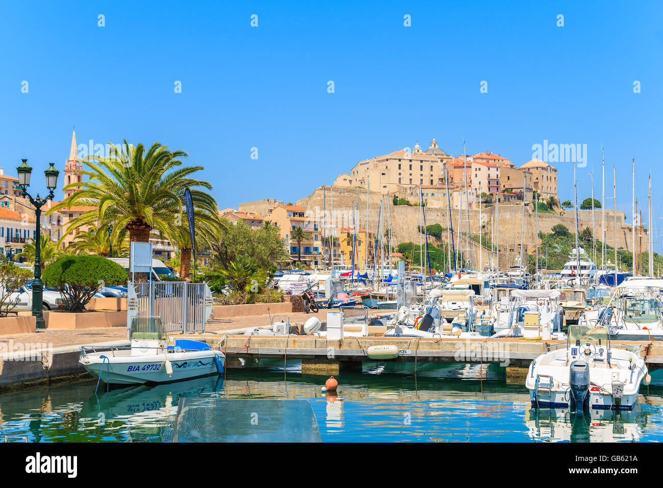 CALVI, Korsika - 28. Juni 2015: Ansicht von Segelbooten und Zitadelle mit befindet sich im Hafen von Calvi. Diese Stadt ist hat luxuriöse Ma Stockfoto