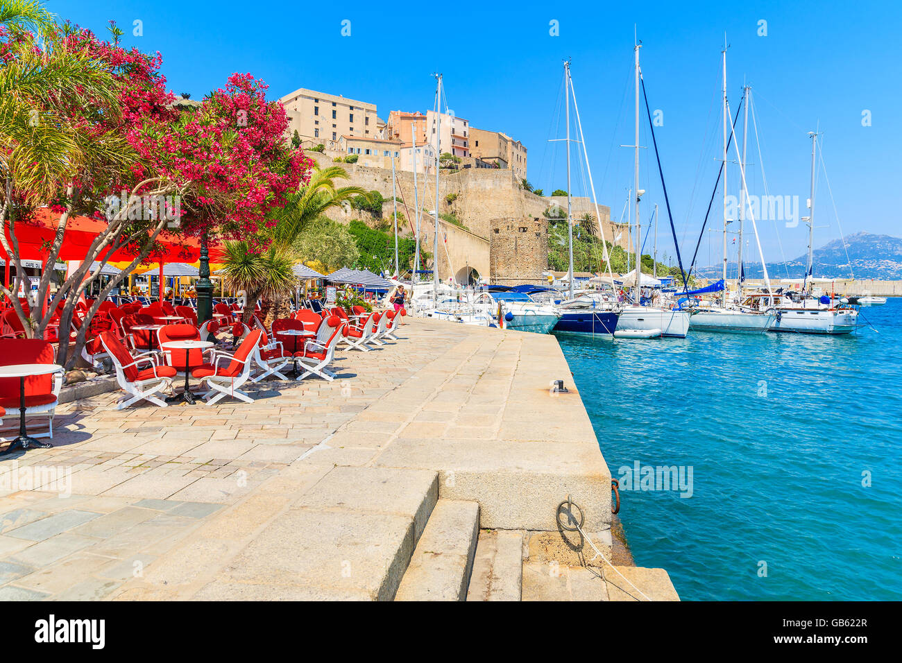 CALVI, Korsika - 28. Juni 2015: Blick auf Restaurant und Zitadelle mit befindet sich im Hafen von Calvi. Diese Stadt hat luxuriöse Yachthafen ein Stockfoto