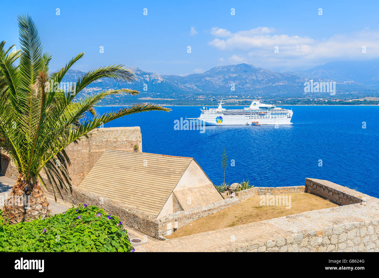 CALVI, Korsika - 28. Juni 2015: Blick auf Kreuzfahrtschiff Liegeplatz am blauen Meer in der Bucht von Calvi. Calvi hat mittelalterliche Zitadelle, die ist Stockfoto