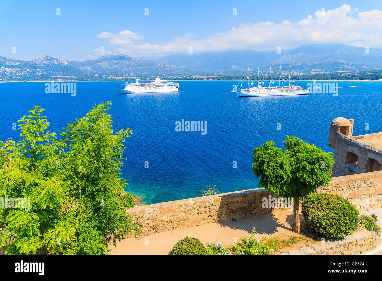 Ansicht der Kreuzfahrtschiffe festmachen am blauen Meer in Calvi Bucht, Insel Korsika, Frankreich Stockfoto