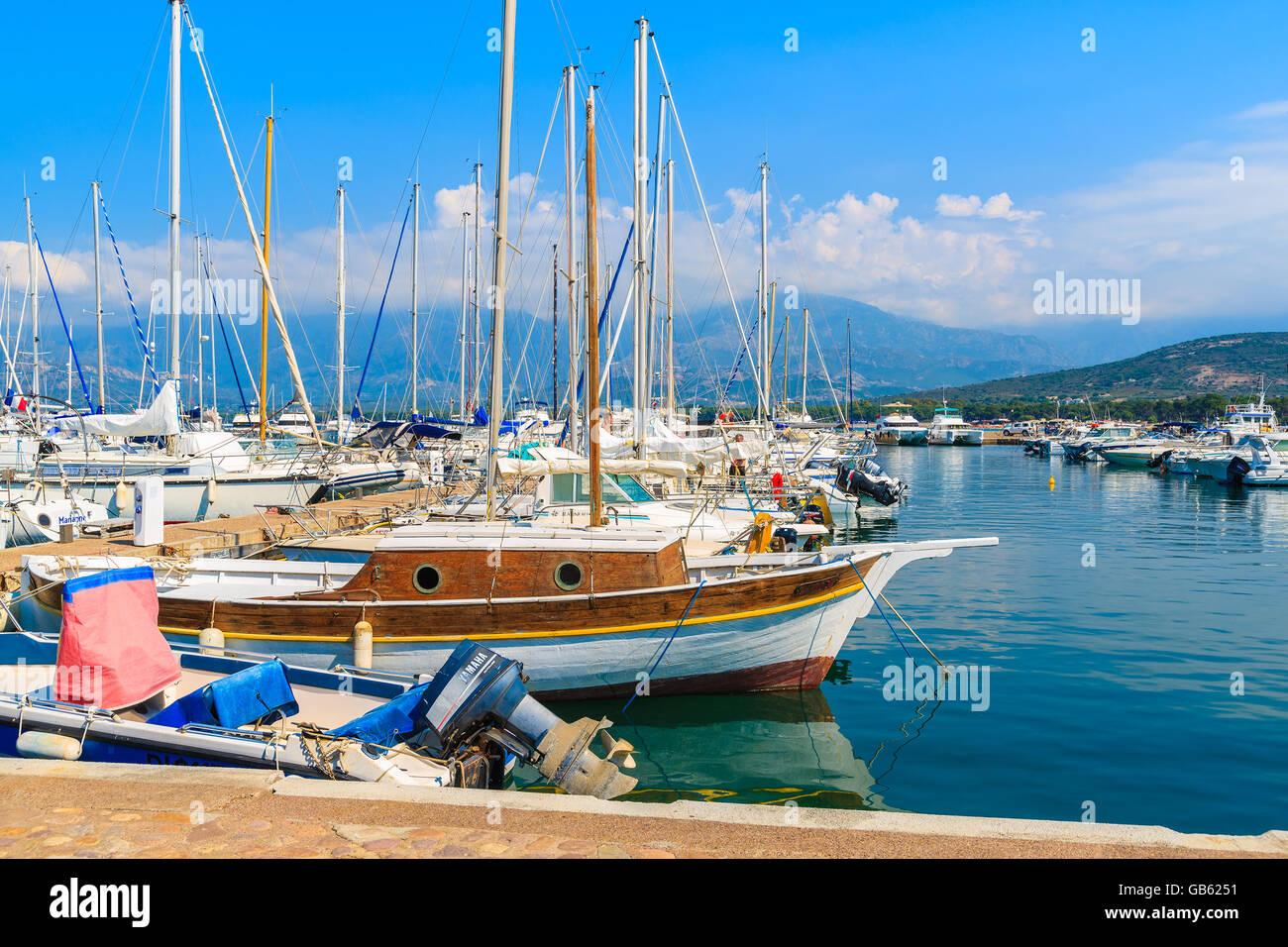 CALVI, Korsika - 28. Juni 2015: Segelboote Liegeplatz im Hafen von Calvi. Diese Stadt hat luxuriöse Marina und ist ein sehr beliebtes Stockfoto