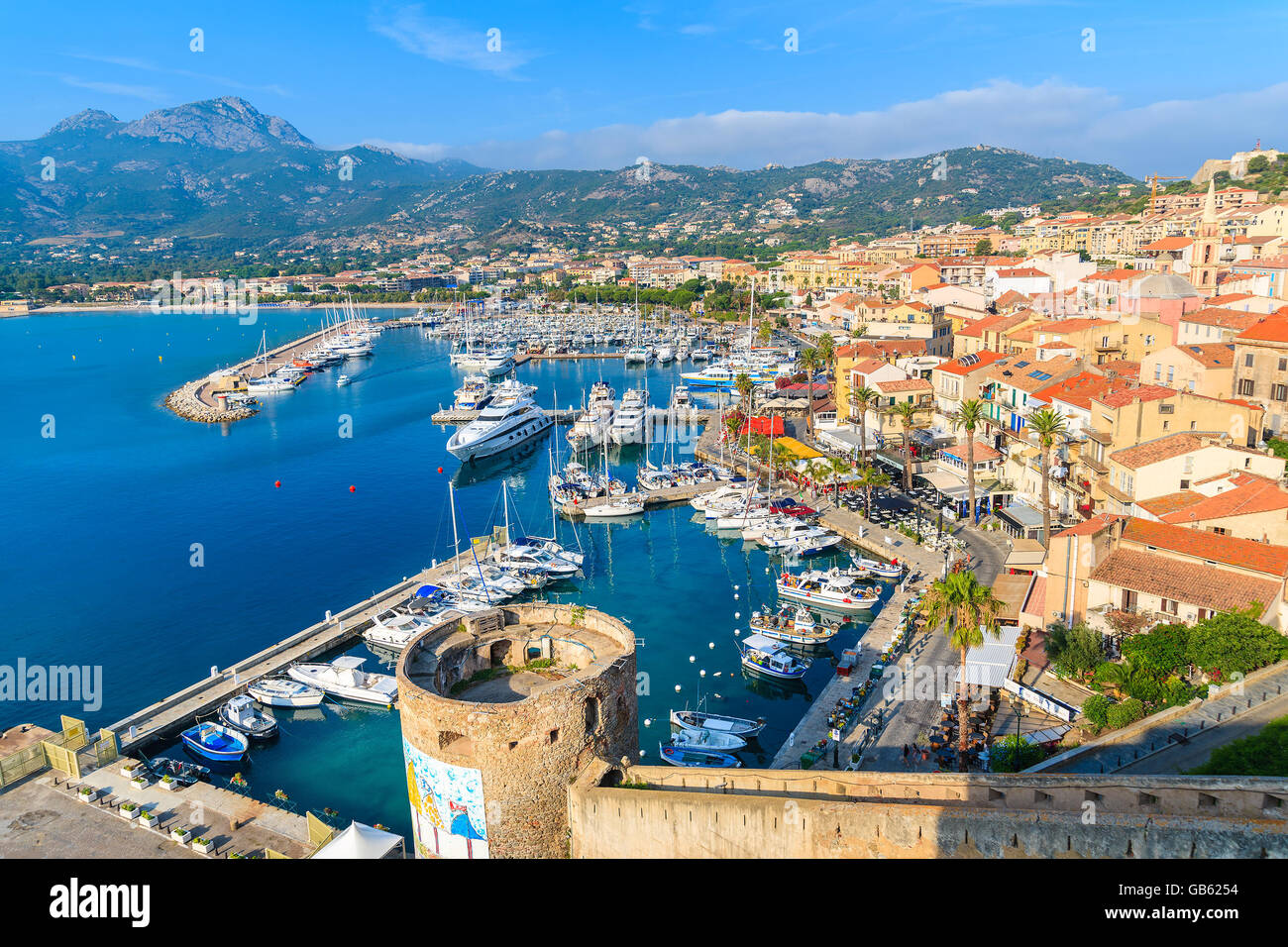 CALVI, Korsika - 29. Juni 2015: Blick auf Boote und bunte Häuser im Hafen von Calvi. Diese Stadt hat luxuriöse Yachthafen und ver Stockfoto