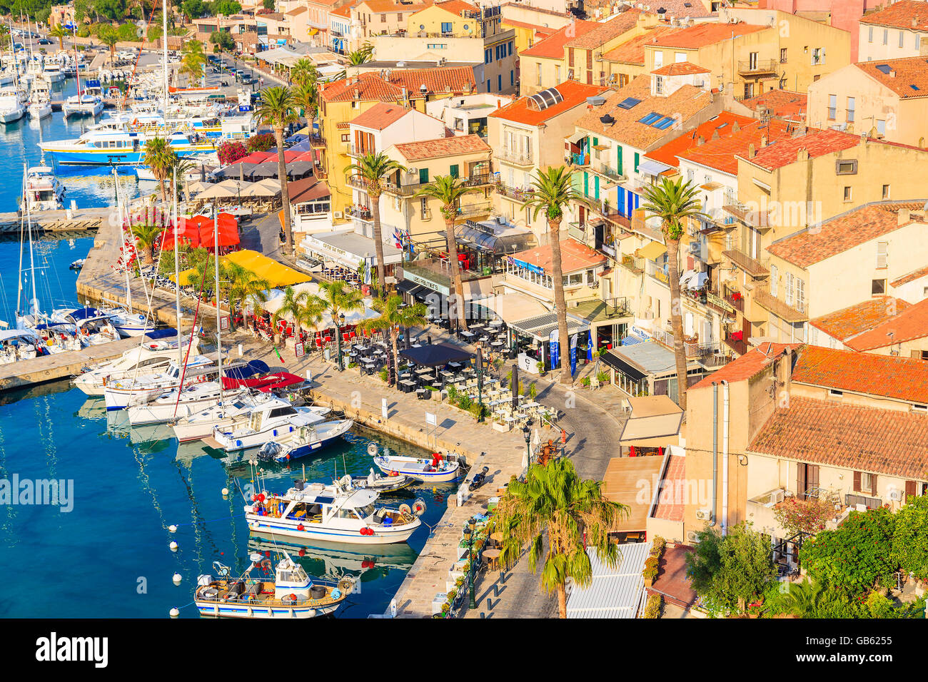 CALVI, Korsika - 29. Juni 2015: Blick auf Boote und bunte Häuser im Hafen von Calvi. Diese Stadt hat luxuriöse Yachthafen und ver Stockfoto